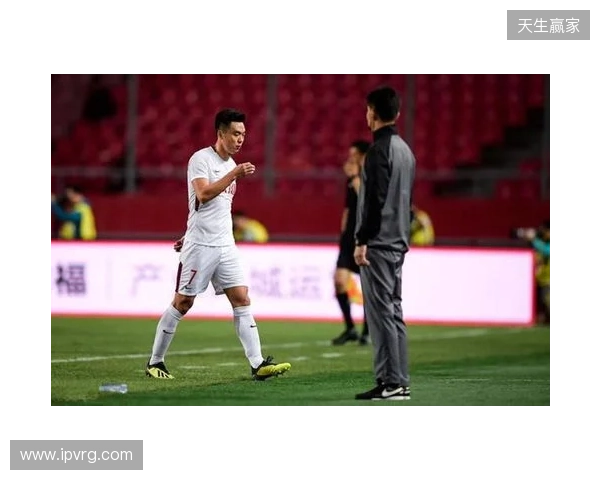 飞踹座椅染红！玉昆官方：门将教练米克尔造成恶劣影响，罚款2万